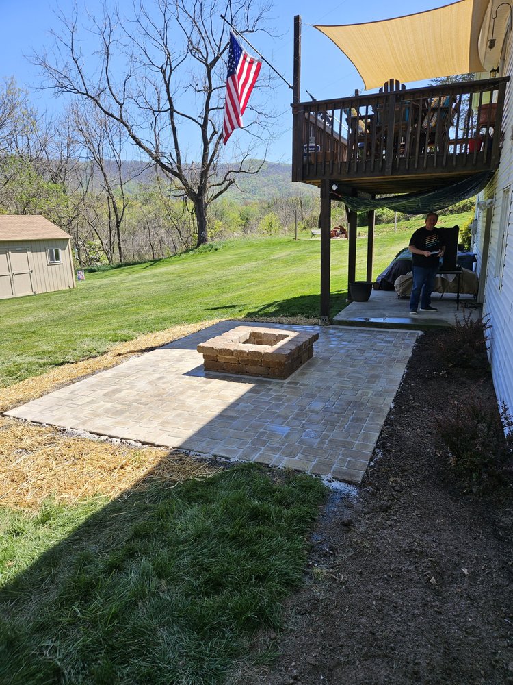 Hardscape patio and fire pit in Roanoke